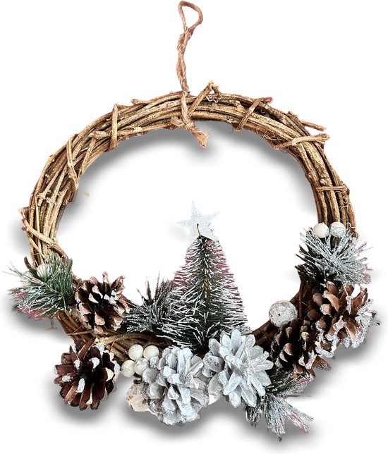 Kerstkrans met bruine takken, dennenappels, kerstboompje en witte ster.