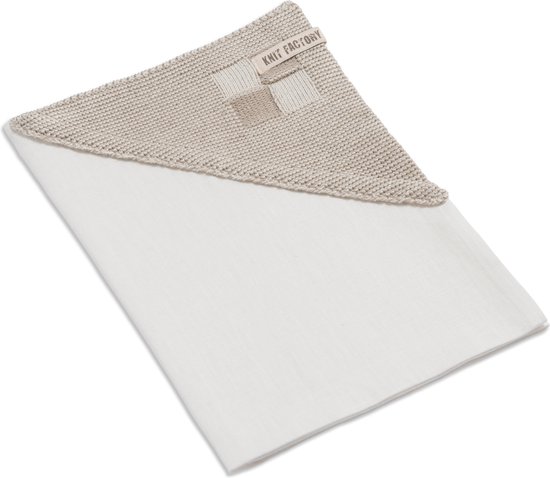 Witte theedoek met beige gebreide hoek met ruitpatroon.