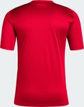 Achterkant van een rood adidas sportshirt met witte accenten aan de zijkant.