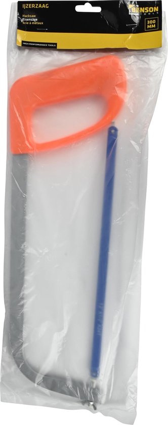 Ijzerzaag met oranje handvat, grijze zaagboog en blauw zaagblad, in plastic verpakking.