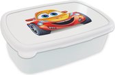 Broodtrommel Wit - Lunchbox Raceauto - Oranje - Jongens - Kinderen - Auto - Brooddoos 18x12x6 cm - Brood lunch box - Broodtrommels voor kinderen en volwassenen