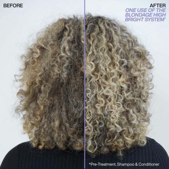 Photo avant/après de cheveux bouclés. À gauche : avant traitement, cheveux blonds ternes et en couches. À droite : après une seule utilisation du système Blondage High Bright, boucles vibrantes et définies.