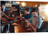 PVC Schuimplaat - Mannen - Kroeg - Bar - Bier - 105x70 cm Foto op PVC Schuimplaat (Met Ophangsysteem)