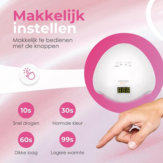 Witte UV nagellamp met digitale timer en instelbare knoppen. Hand wordt naar de lamp geleid.