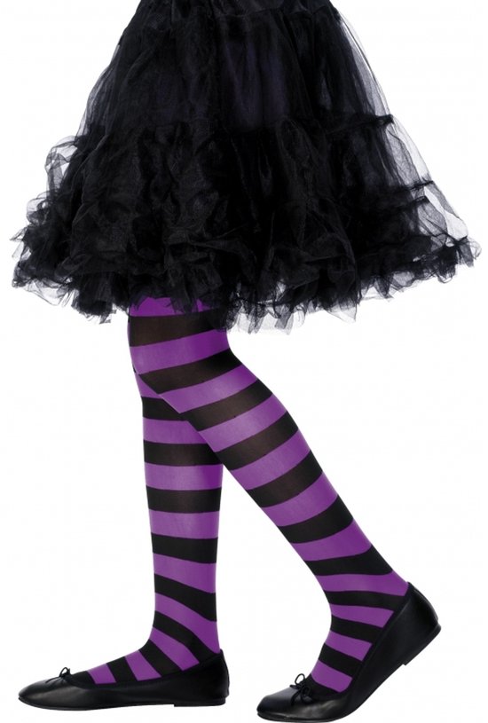 Paarse en zwarte gestreepte panty onder een zwarte tutu.