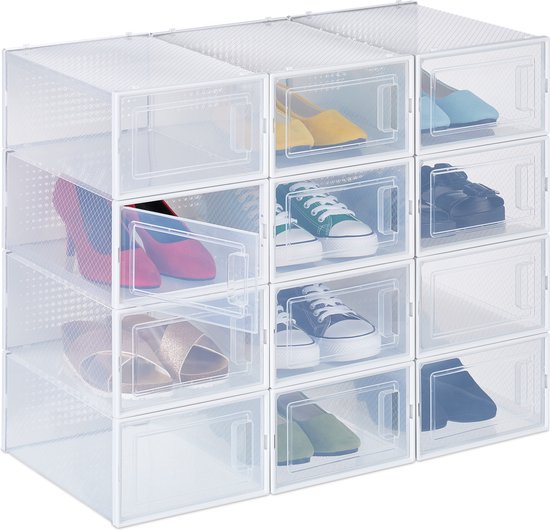 Opbergsysteem van 12 transparante schoenenbakken, gevuld met diverse schoenen, in een kledingkast.