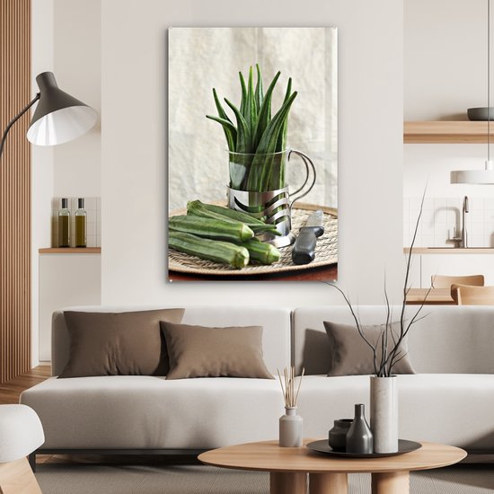 Okras vert foncé sur plateau et dans un verre Plexiglas 60x90 cm - Tirage photo sur Glas (décoration murale plexiglas)