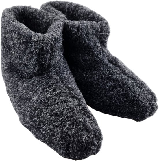 Antracietkleurige wollen sloffen, hoog model.