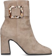 Manfield - Dames - Beige suède enkellaarsjes met gesp - Maat 40