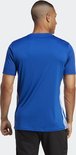 Achterkant van een blauw heren voetbalshirt met korte mouwen en witte Adidas strepen op de zijkant.