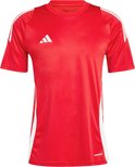 Rood sportshirt voor heren met witte accenten op de schouders en zijkanten. Het shirt heeft korte mouwen en een ronde hals.
