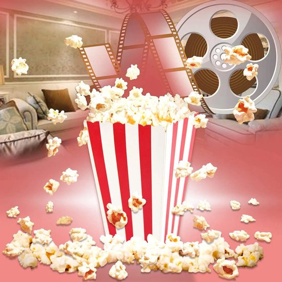 Rood-wit gestreept popcorn bakje gevuld met popcorn, met filmrol en bank op achtergrond.