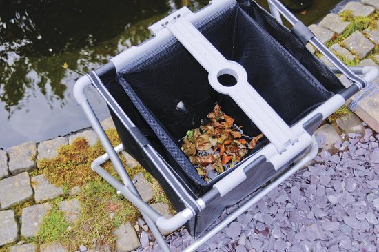 Zwarte opvangzak met bladeren in een vijver.