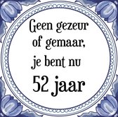 Verjaardag Tegeltje met Spreuk (52 jaar: Geen gezeur of ge maar, je bent nu gewoon 52 jaar + cadeau verpakking & plakhanger