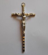 Croix en métal avec corps argenté