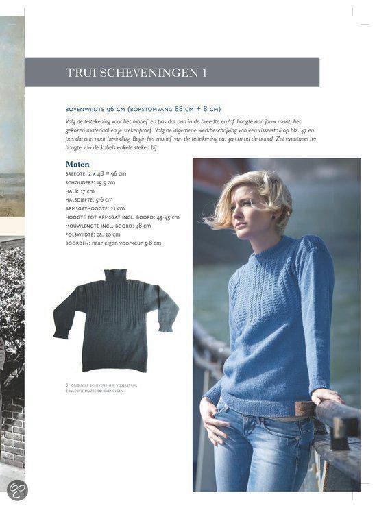 Model in blauwe gebreide trui met kabelpatroon en coltrui, staand bij een reling.