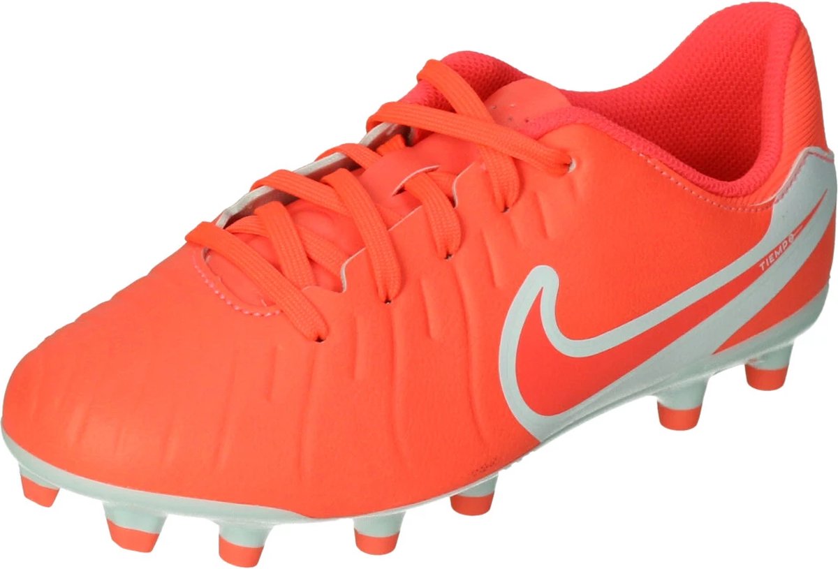 Nike Jr. Legend 10 Academy FG/MG voetbalschoenen in feloranje met grijze details en veters, speciaal voor kinderen.