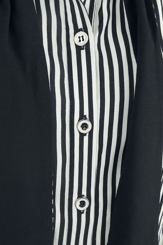 Detail van knopen met klavertjesvier op een zwart-wit gestreepte blouse.