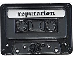 foto van Pin - Cassette bandje - Reputation - Zwart - Broche - Kledingsped - Speldje voor rugzak of kleding - Kleine cadeautjes - Grappige badge - 1 stuk