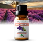 Flesje met lavendel etherische olie, met etiket 'Lavendel' en '100% biologische olie'. Achtergrond van lavendelveld.