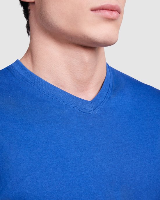 Détail du t-shirt bleu cobalt à col en V sur un modèle.