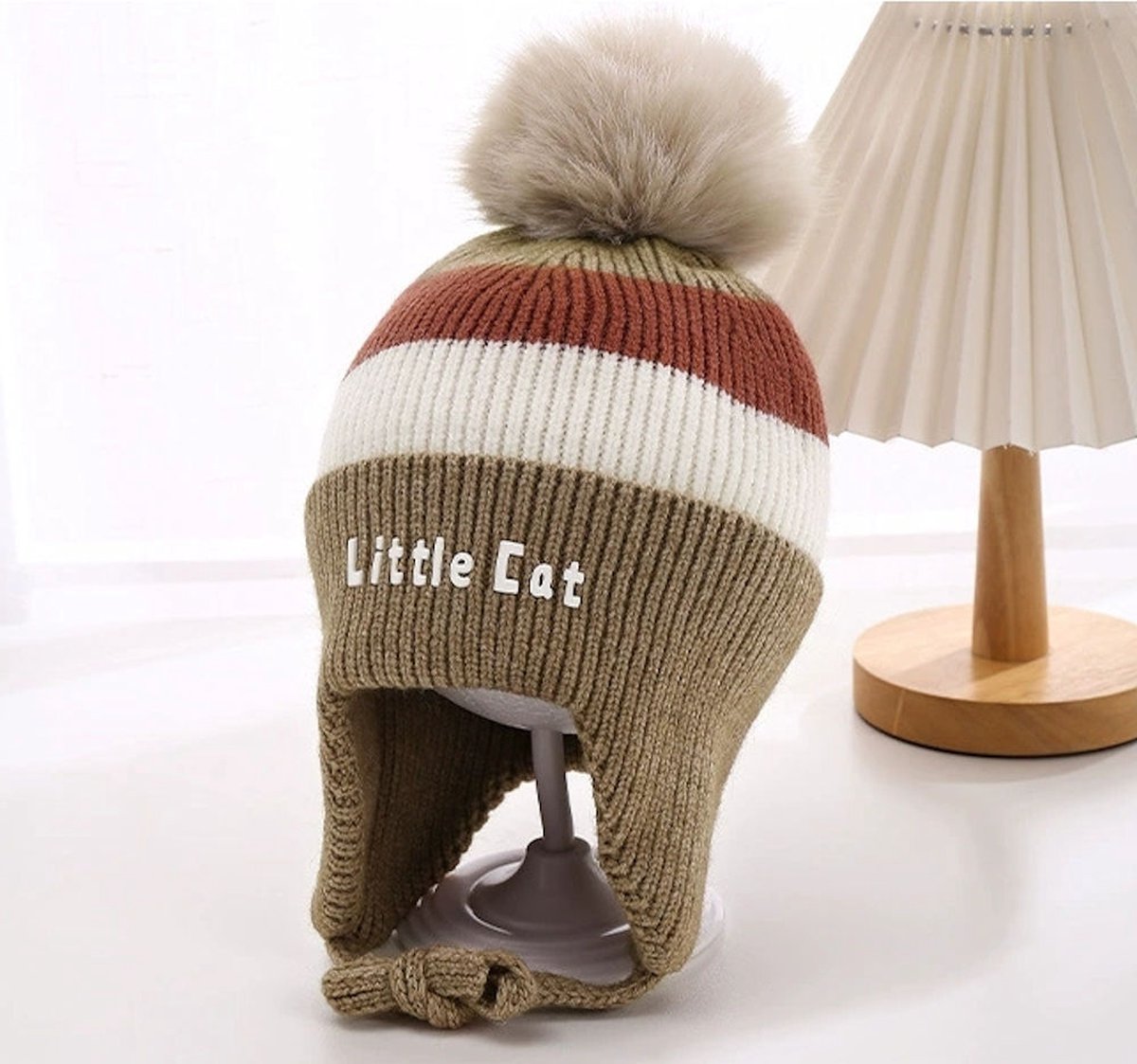 Decopatent LITTLE CAT - Muts Kind - Kinder muts met pompon - 6 Maanden t/m 6 jaar - Maat 48/52 - Kindermutsen Jongens & Meisjes - Gebreide Muts met Binnenvoering - Muts Baby / Peuter / Kleuter - Wintermuts - Kleur: Bruin met gekleurde Strepen