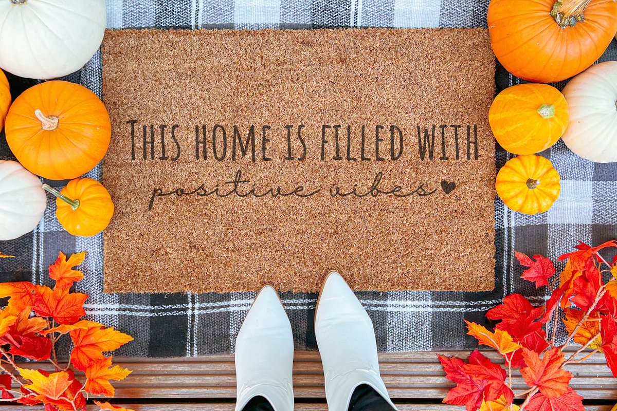Laser Point This Home Is Filled With Positive Vibes | 90x60 cm | Nieuwe huis cadeau | Ingangsmat | Deurmat met stijl | Verhuizing cadeau | Praktisch & trendy | Perfect voor binnenkomst | Cadeau voor nieuwe woning Bruin | Zwart (Gravering 90x60)