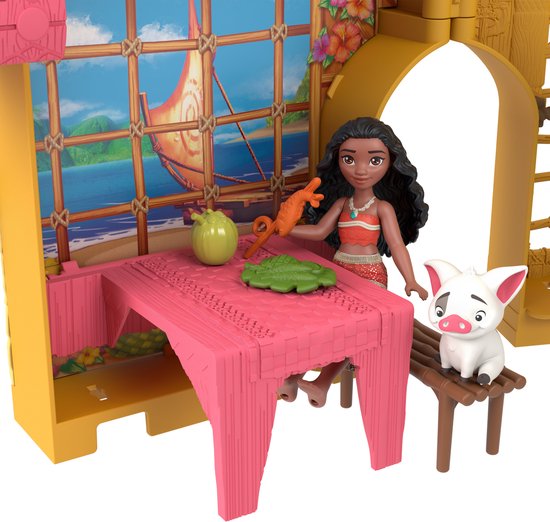 Vaiana met Pua bij een tafel met fruit en een blad in het speelgoedhuisje.