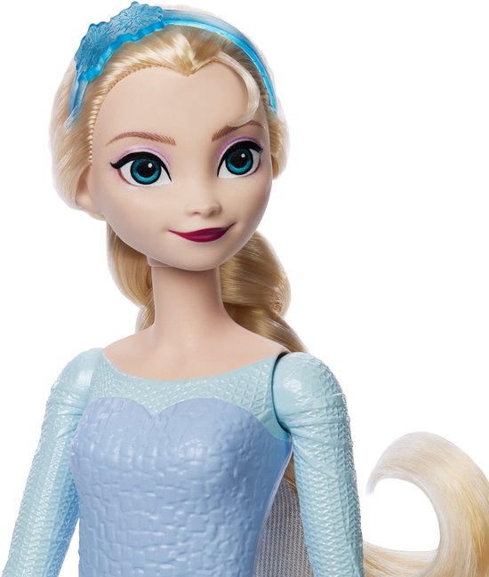 Elsa pop met blauwe haarband en lichtblauwe jurk met witte ijsprint.