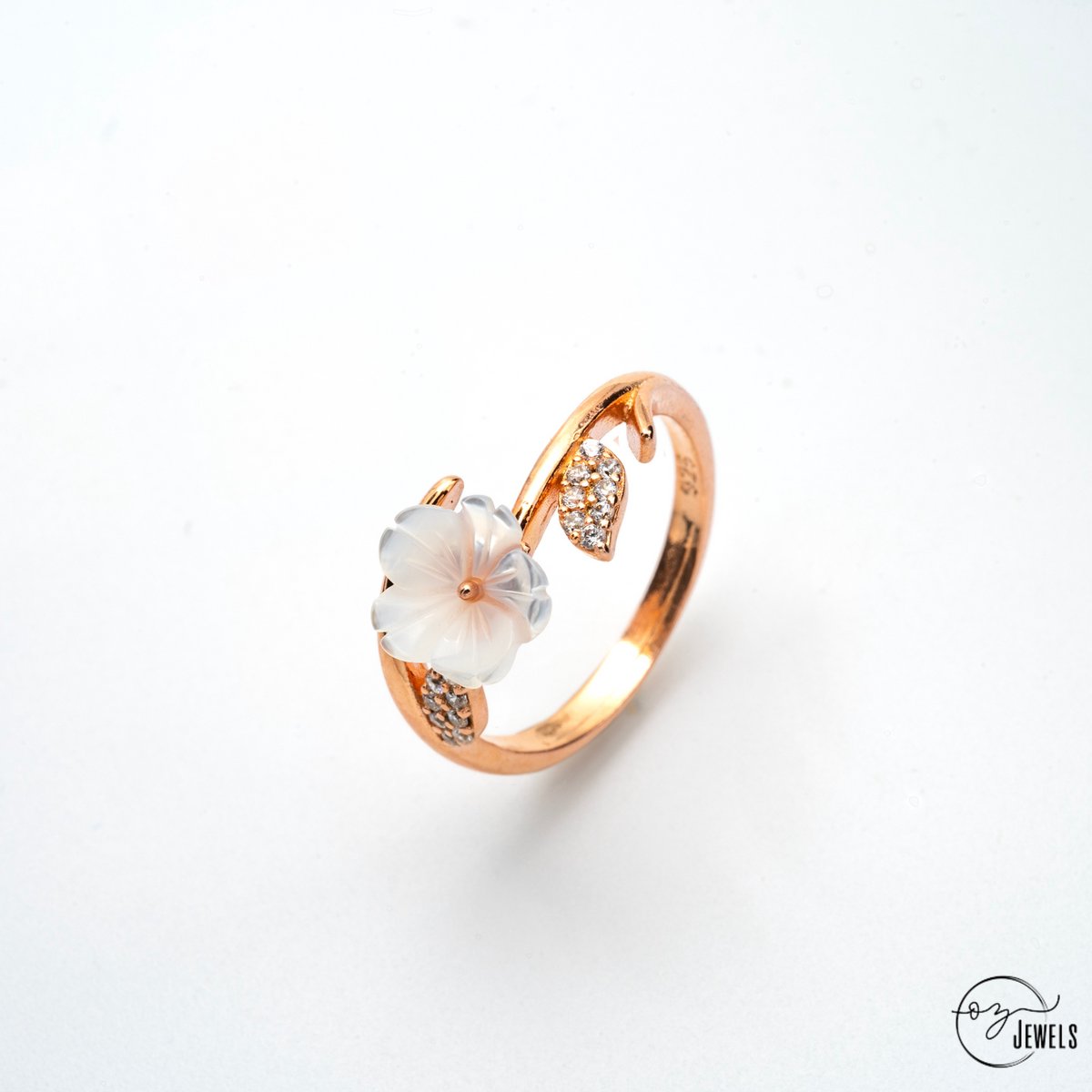OZ Jewels Verstelbare Roségoud Gekleurde Zilveren Ring met Magnolia Design Versierd met Steentjes - Accessoires - Liefdessieraden - Liefdesring - Love Ring - Valentijnsdag - Cadeau - Moederdag - Sieraden Dames - In mooie geschenkverpakking