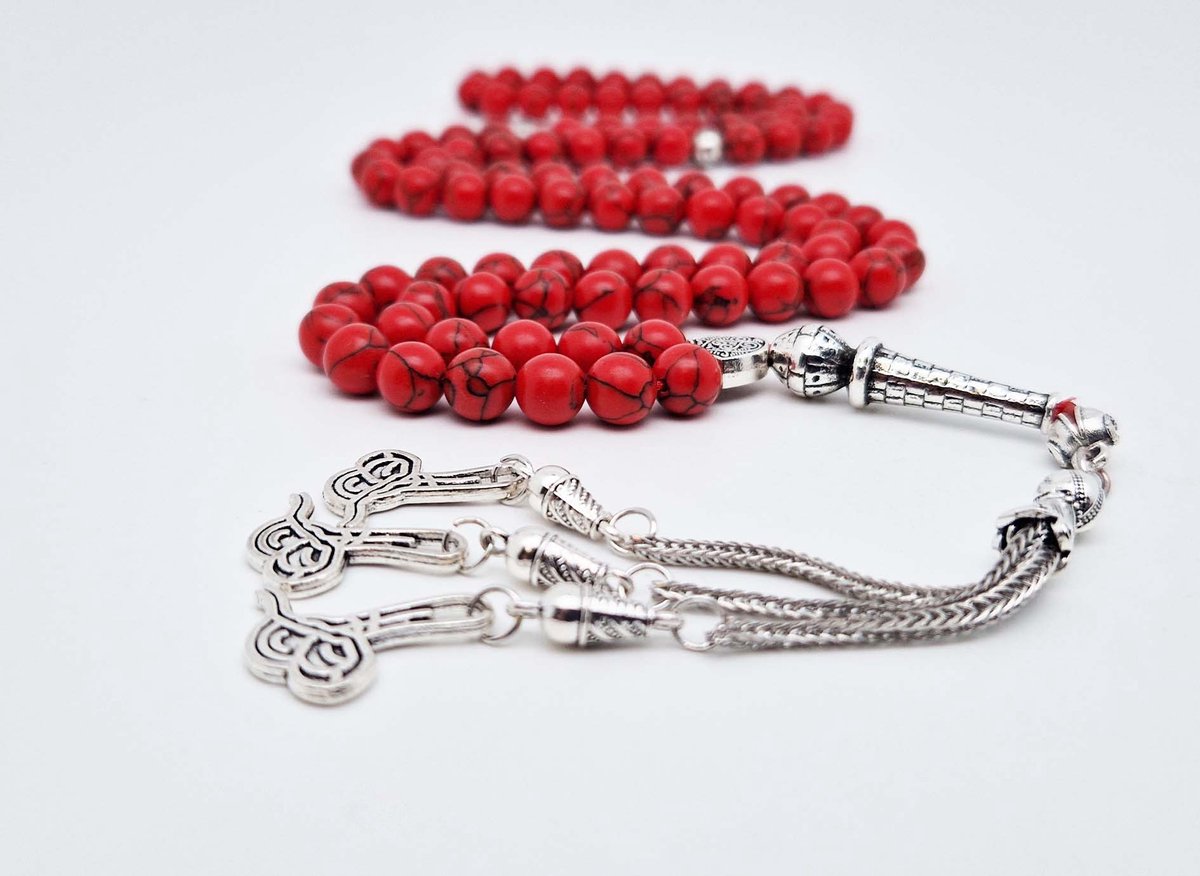 Handgemaakte tesbih "Tasbih" natuursteen "Rode howliet" - Aantal kralen 99 - Diameter kralen 8MM - met metaal tassel "Arabische kalligrafie" - Een mooi cadeau-idee