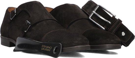 Paar donkerbruine suède monk schoenen met twee gespen, schoenlepel en riem.