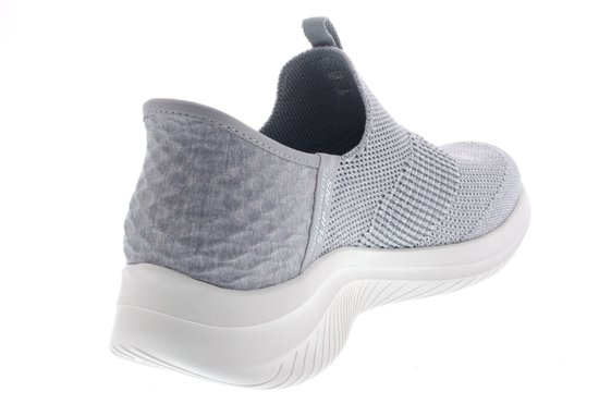 Grijze Skechers damessneaker met een gebreide bovenkant en een golvende witte zool, gezien vanaf de achterkant.