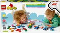 Enfants jouant avec les voitures et pilotes de course équipe F1 LEGO Duplo en arrière-plan