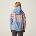 Meisje met lang blond haar, van achteren gezien, draagt een roze en lichtblauwe softshell jas.