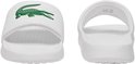 Set van twee witte Lacoste slippers. Eén met groene krokodil, de andere de zijkant.