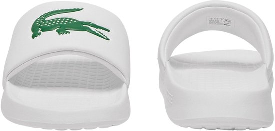 Set van twee witte Lacoste slippers. Eén met groene krokodil, de andere de zijkant.