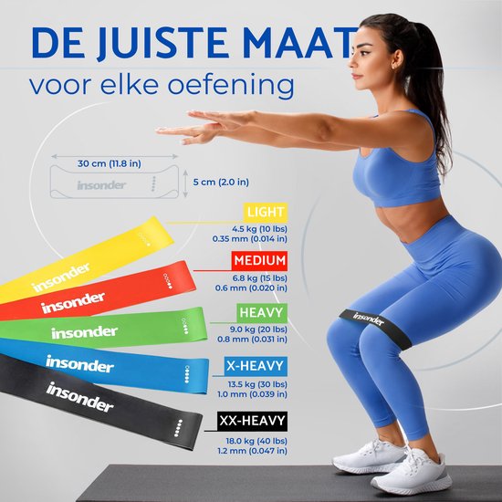 Een vrouw in blauwe sportkleding doet een squat met een zwarte 'insonder' weerstandsband. Afmetingen en gewichten van de banden worden getoond.