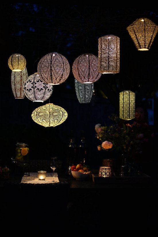 Lumiz tuinverlichting met verschillende lantaarns verlicht in een donkere tuin setting.