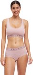 Model in oudroze sport-bh met bijpassende boyshorts.