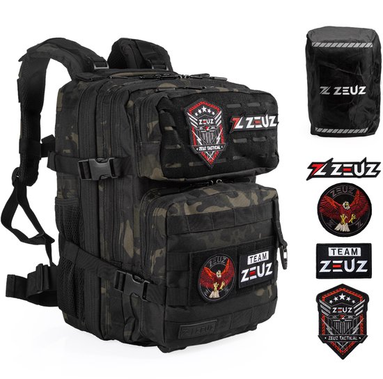 Zwarte camouflage tactische rugzak met diverse patches en een regenhoes.