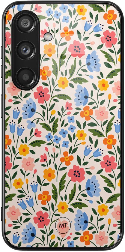 Étui de téléphone sur fond crème avec un motif de petites fleurs rouges, roses, bleues et jaunes et des feuilles vertes. Un bloc caméra noir est visible.
