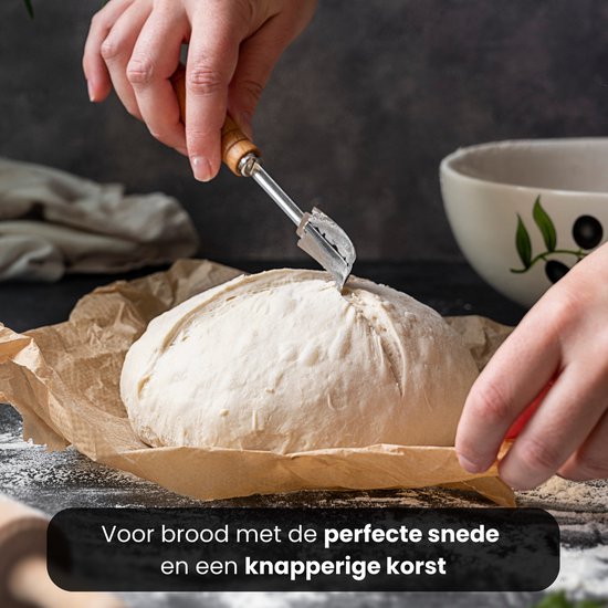 Hand met deegmesje snijdt brooddeeg op bakpapier. Tekst: 'Voor brood met de perfecte snede en een knapperige korst'.