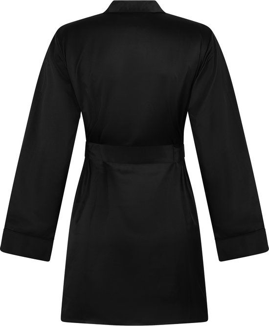 Zwarte satijnen kimono met lange mouwen en ceintuur, van achteren gezien.