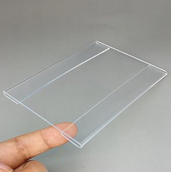 Transparante acryl houder, gehouden door een vinger.