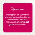 Tekst: De slippers en sandalen van Ipanema vallen kleiner dan normaal. Daarom raden wij aan een maat groter te bestellen.
