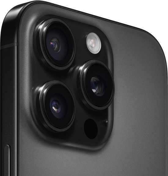 Close-up van de achterkant van een zwarte iPhone Pro met het Apple logo.