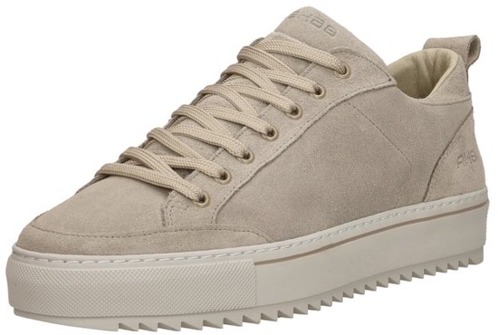 Crème suède lage sneakers, schuin van voren, met beige veters en witte zool.