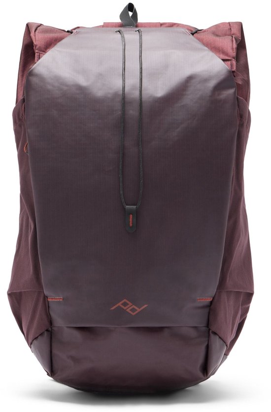 Eclipse outdoor rugzak van Peak Design met een donkerpaarse en bordeauxrode kleur en het PD-logo.