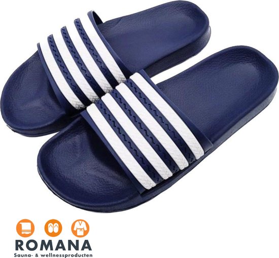 Donkerblauwe slippers met witte strepen op de band.